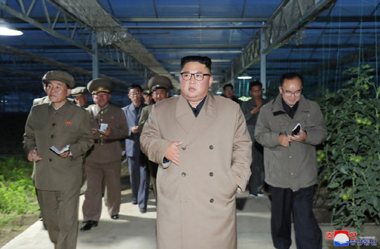 김정은 북한 국무위원장이 함경북도 경성군의 중평남새온실농장과 양묘장 건설장을 시찰했다고 조선중앙통신이 지난 18일 보도했다. 중앙통신이 홈페이지에 공개한 사진. 연합뉴스